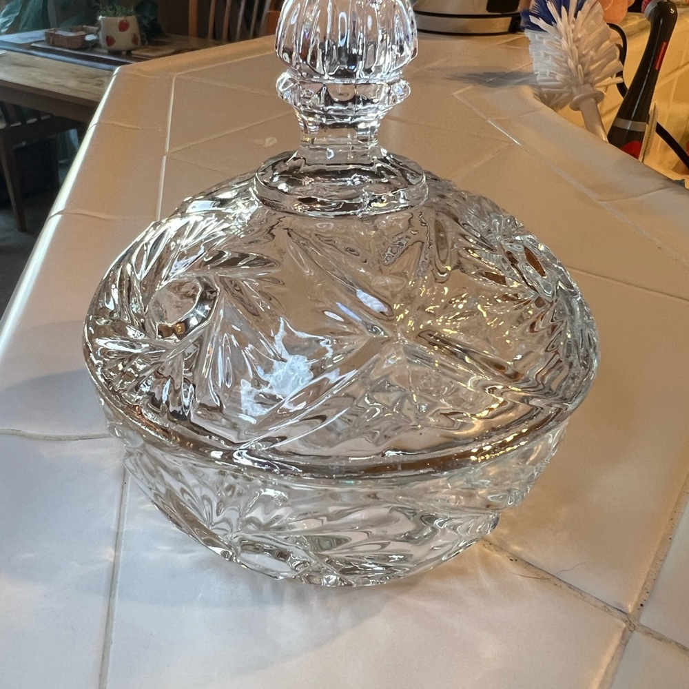 Elegant Crystal Glass Bowl with Lid